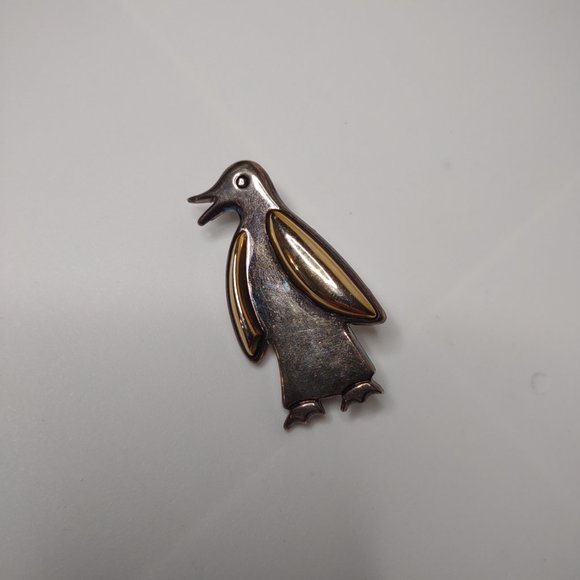Cute Vintage Metal Two Tone Penguin Brooch Or Pendant - Picture 2 of 16
